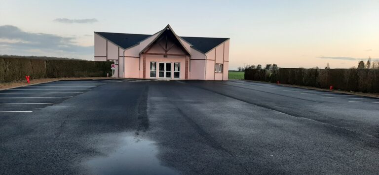 RAVALEMENT DE LA SALLE DES FÊTES ET RÉFECTION DE SON PARKING